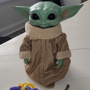 Star Wars The Mandalorian Galactic Snackin' Grogu